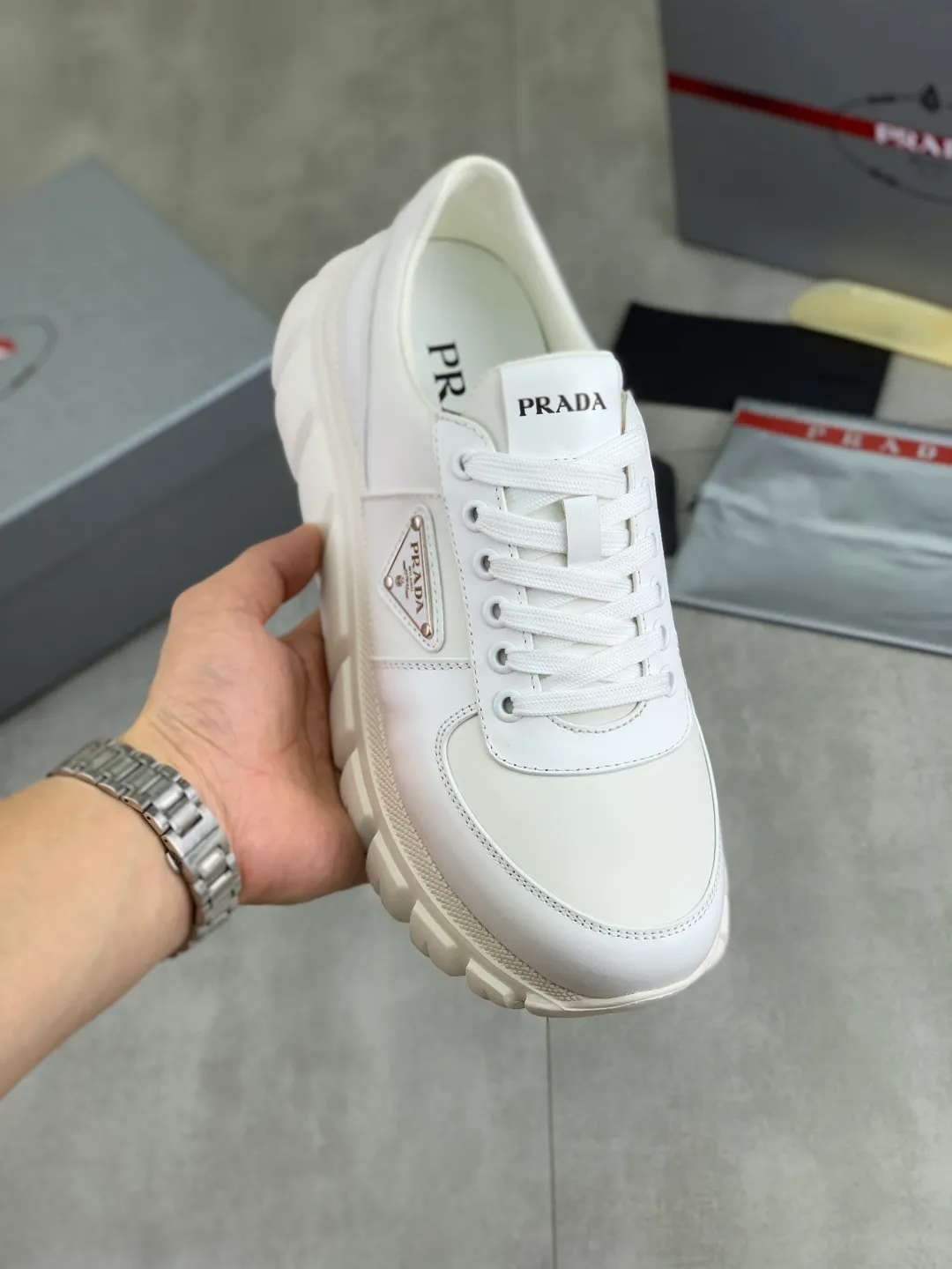Men's men's shoes 💰P560💰[New style] High version official website popular models are on the market, 🆘 Classic popular models (Prada) are the main popular models, avant-garde and versatile fashion men's shoes private version mold opening, cowhide surface splicing 1:1.. Fashionable and simple, original imported cowhide lining cowhide feet; the atmosphere and personality are more fashionable, eye-catching and pursuing class. It will subvert the old idea and be a must-have for fashion trendsetters with you! Must keep it for yourself! Tall and comfortable, large and low, high-end quality workmanship. Code number: 38-44 (45 46 customized) 4️⃣ colors available.